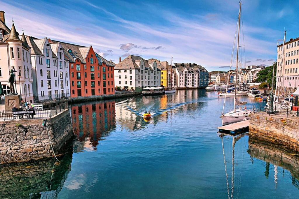 Sunny Apartment In Alesund City Exteriör bild